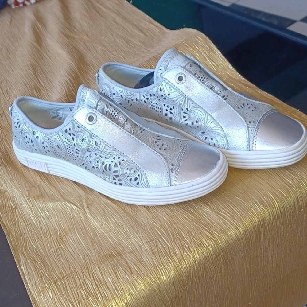 ✨DKNY Silver Laser Cut Leather Sneakers✨, S 7.5, Paisley Pattern